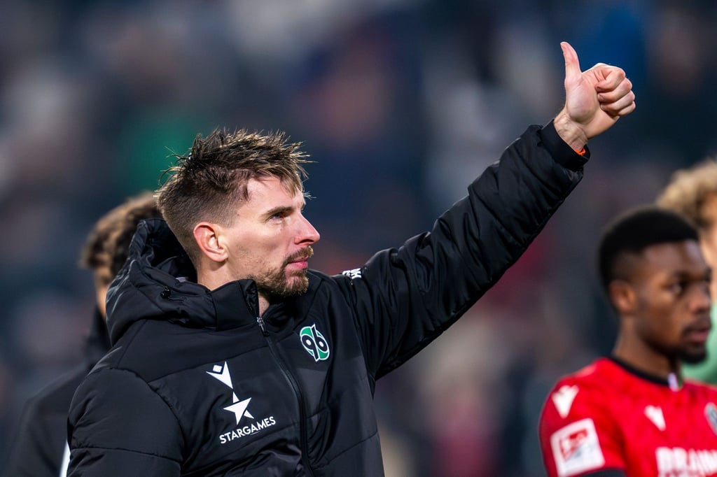 Hannovers Torwart Ron-Robert Zieler zeigt den Daumen hoch und bedankt sich bei den Fans.