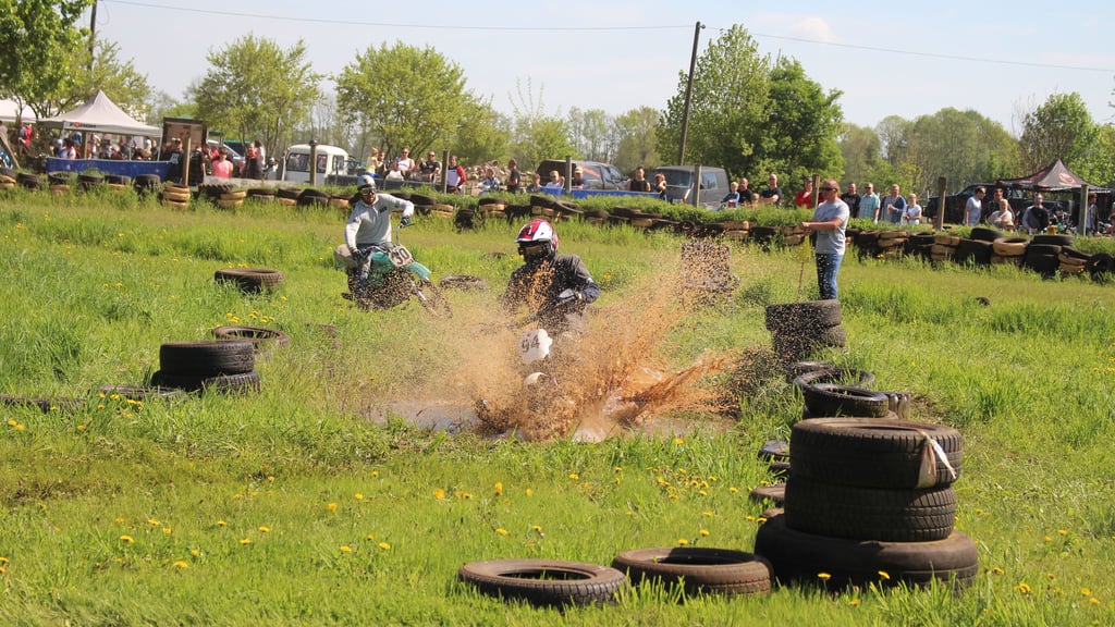 Auf dem Mühlenring in Nutha kann jeder beim Grasbahnrennen antreten - am 26. April findet das nächste Oldtimerrennen statt.
