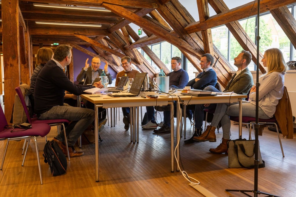 Sachsens Agrarminister Wolfram Günther (Bündnis 90/Die Grünen, 3.v.l) besucht das Weingut Hoflößnitz.
