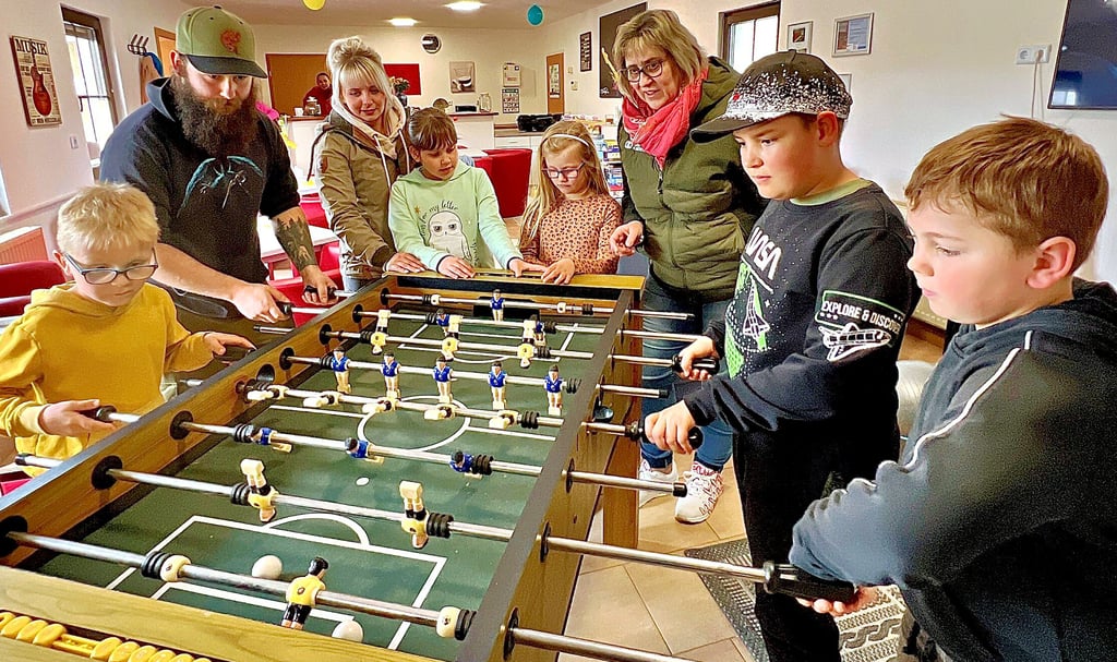 Spaß für Klein und Groß: In den neuen Räumlichkeiten in Alsleben kann auch Tischkicker gespielt werden.
