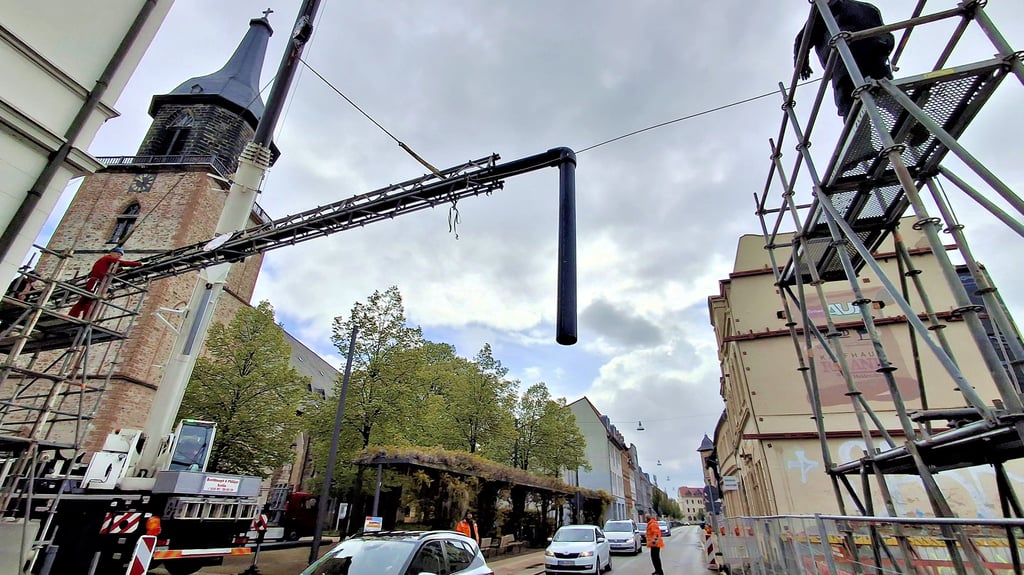 Ein Rohr wird über die Magdeburger Straße in Haldensleben gehievt.