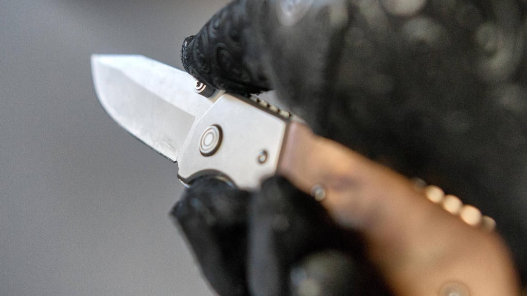 Drei unbekannte Täter haben einen Jugendlichen in Merseburg bedroht und ihm Wertgegenstände entwendet.