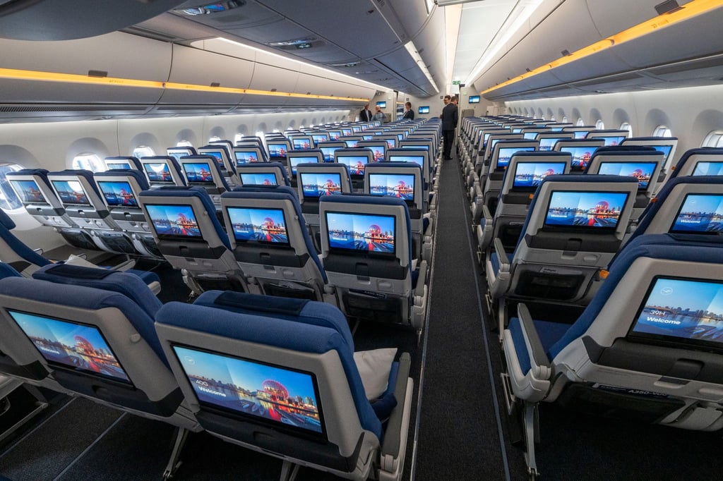 Sitze der Economy Class mit Bildschirmen während der Vorstellung von Lufthansa „Allegris“ in einem Airbus A350-900. Mit dem Kunstbegriff „Allegris“ ist ein neues Kabinenkonzept gemeint, das eine neue Bestuhlung für alle vier Reiseklassen der Langstreckenflugzeuge bedeutet soll.