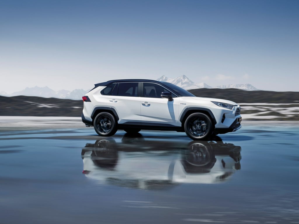 Gewaltige Inszenierung: Auf dem Werksbild drängt der Toyota RAV4 eindrucksvoll voran - hat der Japaner auch als Gebrauchtwagen die Nase vorn?