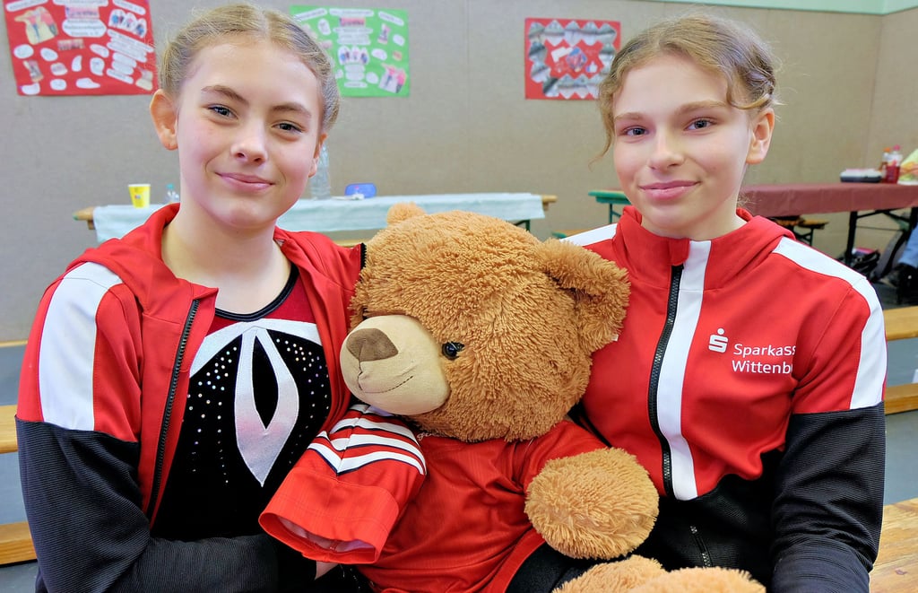 Alison Niemz (links) und Katelyn Pink, hier mit Maskottchen „Willi“, haben den Annaburger Hallenradsportverein in der U 15 vertreten.