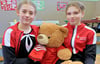 Alison Niemz (links) und  Katelyn Pink, hier mit Maskottchen  „Willi“,  haben den Annaburger Hallenradsportverein in der  U 15 vertreten.