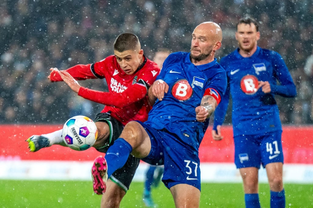 Hannovers Nicolo Tresoldi (l) und Berlins Toni Leistner kämpfen um den Ball.