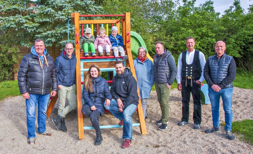 Ortsbürgermeister Roland Gebhardt (links) hat bei der Wiedereinweihung des Kleutscher Spilplatzes die Macher Martin Hupka, Diana und Carsten Wenzel, Marion Krause, Mike Jüling,, Frank Hänsch und Mark Schlote dazugebeten. Die Kinder Till, Malea und Matteo (oben) danken es ihnen.