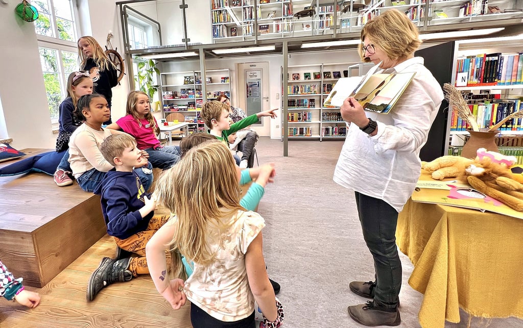 Die Dessauer Bibliothek soll künftig zur Volkshochschule gehören. Was das genau für Folgen hat, ist unklar.