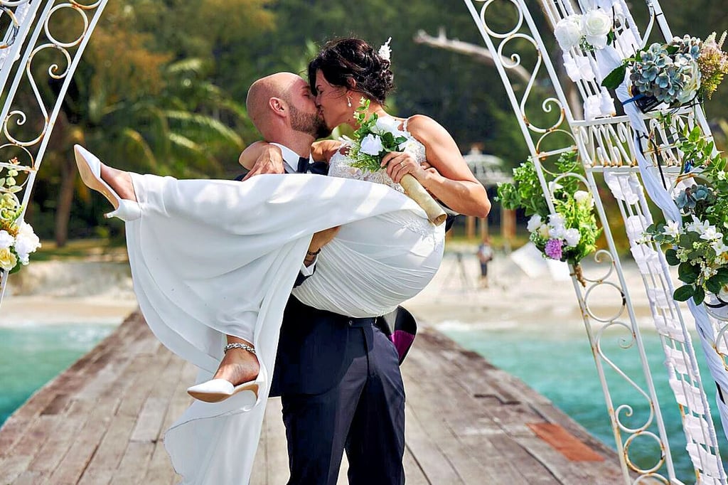 Nadin und Niklas nach dem Jawort am Strand
