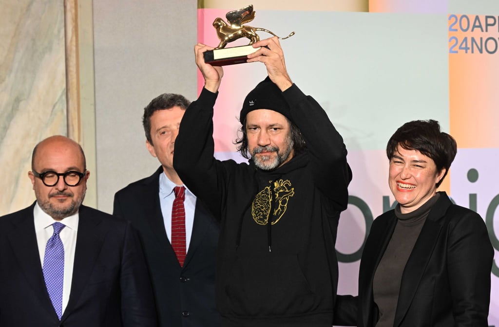 Der Künstler Archie Moore (m.) wurde mit dem Goldenen Löwen geehrt.