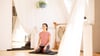Ruhige Farben, ruhiger Ort: Yoga praktiziert man am besten in einem Raum ohne viele Ablenkungen.