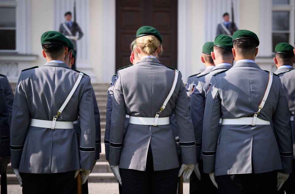 Soldaten der Ehrenformation der Bundeswehr vorm Schloss Bellevue. Künftig findet in Deutschland jeweils am 15. Juni der Nationale Veteranentag statt.