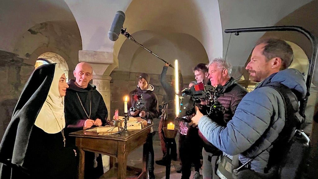 Mina Christ als Mathilde, Tochter von Kaiser Otto I., und Christoph Gottschalch als Widukind von Corvey beim Dreh in der Krypta der Stiftskirche St. Cyriakus in Gernrode.
