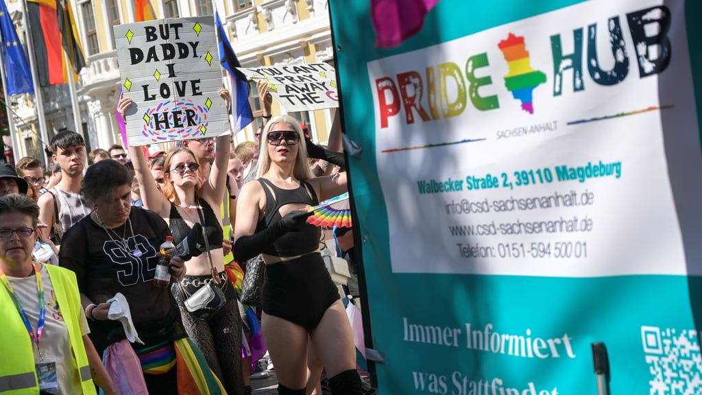 Tausende Teilnehmende setzten sich beim Christopher Street Day 2023 in Magdeburg für die Rechte von queeren Menschen ein.