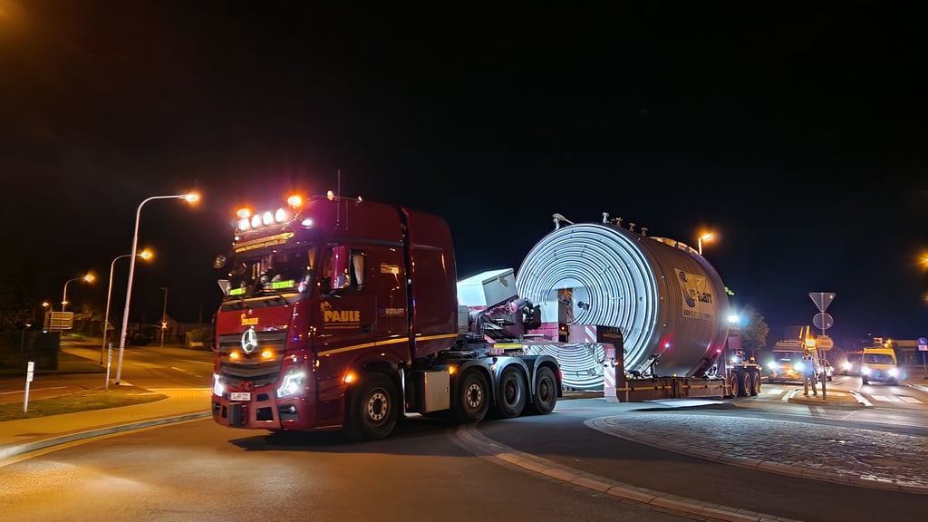 Schwertransport rollt durch Halle: In Dölau musste der Behälter durch den Kreisverkehr.