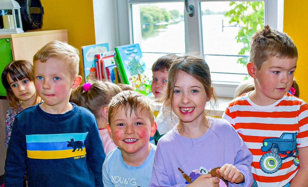 Den „Bienen“ aus dem Havelberger „Zwergenland“ gefällt an ihrem neuen Gruppenraum in der früheren Stadtschule in Havelberg der Blick auf die Havel. Die Nähe zur Natur und zum Wasser nutzen alle Kinder gern.