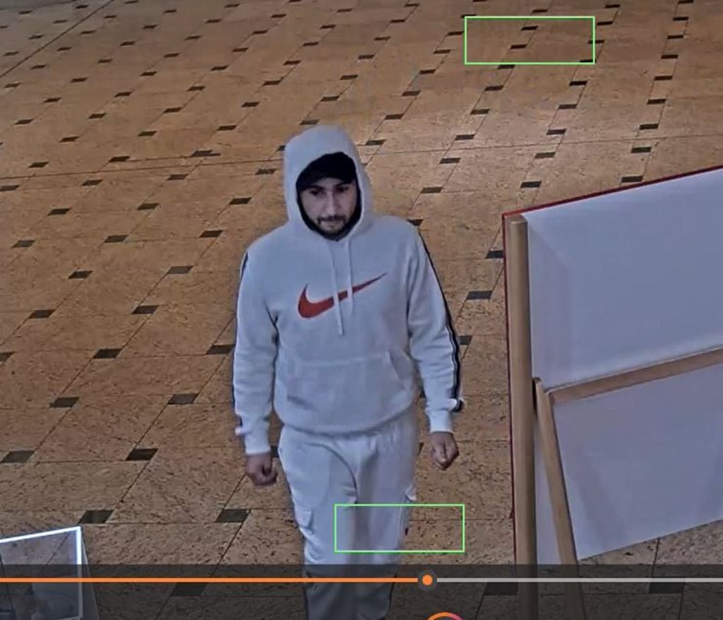 Dieser Mann soll Mitte Februar im Nova-Einkaufszentrum in Leuna ein iPhone im Wert von 1.500 Euro gestohlen haben.