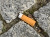 Auch Zigarettenkippen liegen oft auf dem Bahngelände und den Treppen der Fußgängerunterführung.