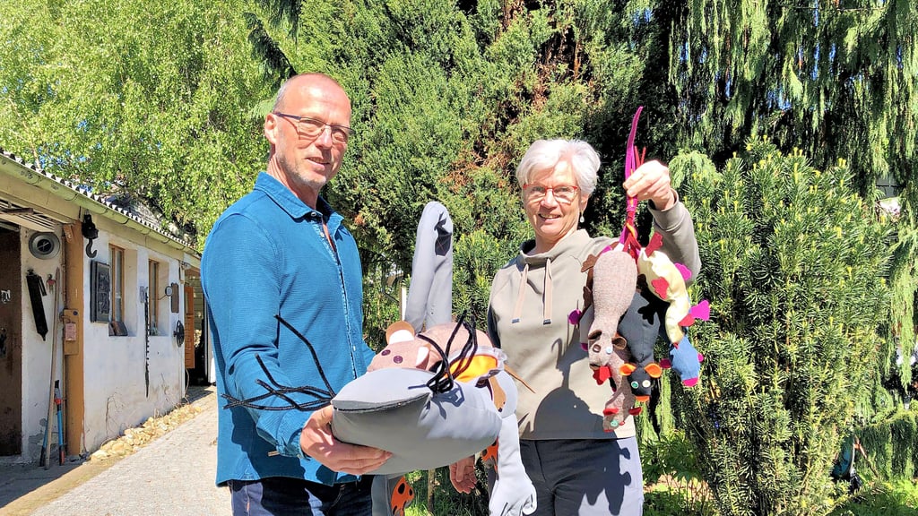 Clemens und Sybille Zugowski mit wichtigen, handgefertigten Requisiten für das neue Stück: ziemlich süße Ratten.