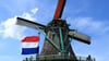 Die Windkraftwerke von Zaandam: Besucher stehen auf der Galerie einer der Windmühlen.