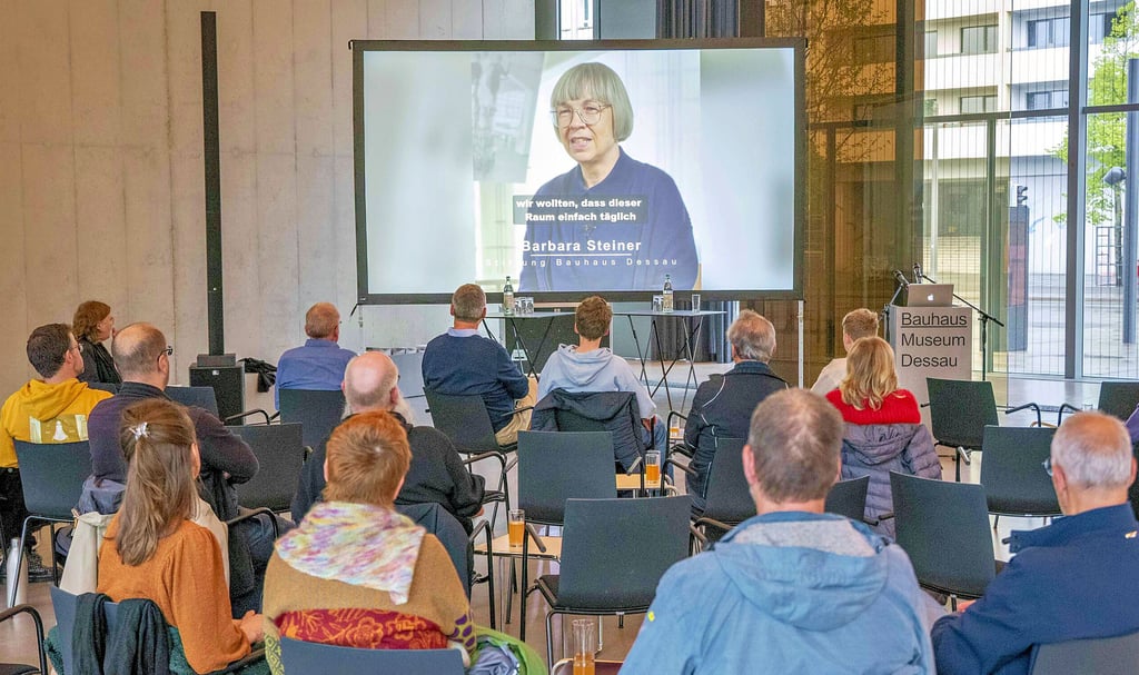 Die Idee der Raumbühne stellte Bauhausdirektorin Barbara Steiner (auf der Leinwand) der Freitagsgruppe vor.