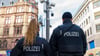 Die Polizei in Halle hat eine Fahndung nach einer Drogerie-Diebin herausgegeben.