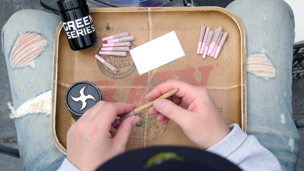 Joints zu rauchen ist seit April grundsätzlich legal. Der Handel mit Cannabis ist allerdings weiterhin verboten – das befeuert den Schwarzmarkt.