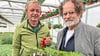 Pflanzen der ganz neuen Sorte „Gabi“, die Christoph Kleinhanns (rechts) gezüchtet hat, kommen jetzt bei der Gärtnerei Fehse in den Verkauf. Ihre Früchte sind in etwa so groß wie die, die Lars Fehse zeigt.