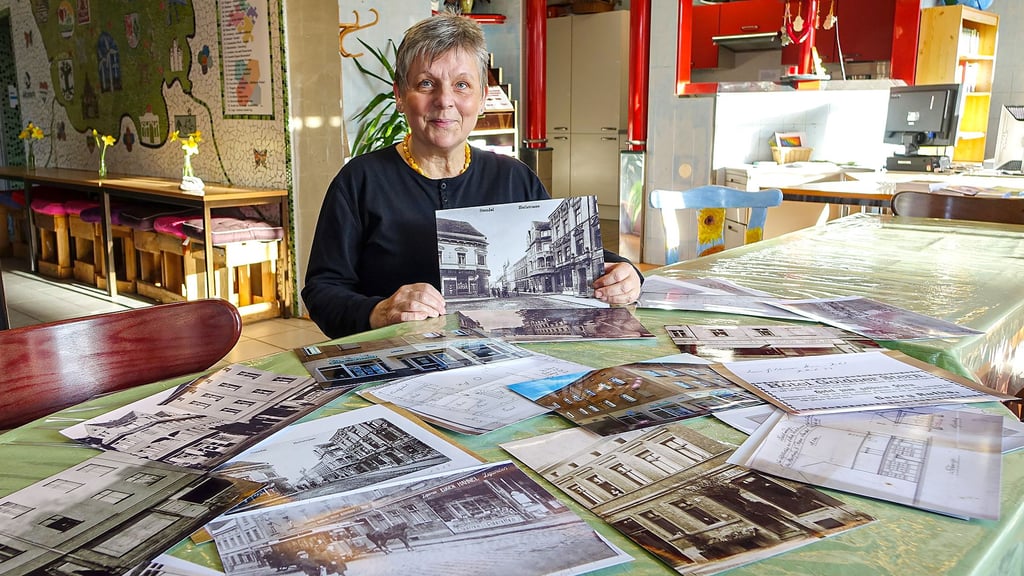 Astrid Schulz mit historischen Fotos und Dokumenten in der Kleinen Markthalle in Stendal. Sie sucht für die Ausstellung zur Premiere im Mai weitere Fotos.