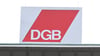 Das Logo des Deutschen Gewerkschaftsbundes DGB, ist am Gewerkschaftshaus in Stuttgart angebracht.