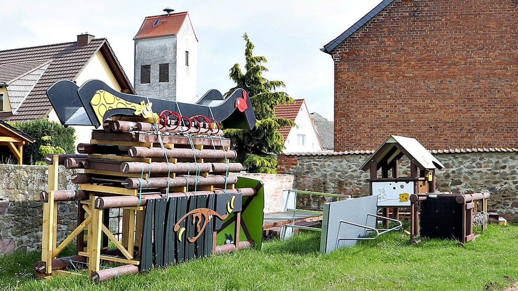 Auf dem Spielplatz in Gutenswgen sind die neuen Geräte eingetroffen.