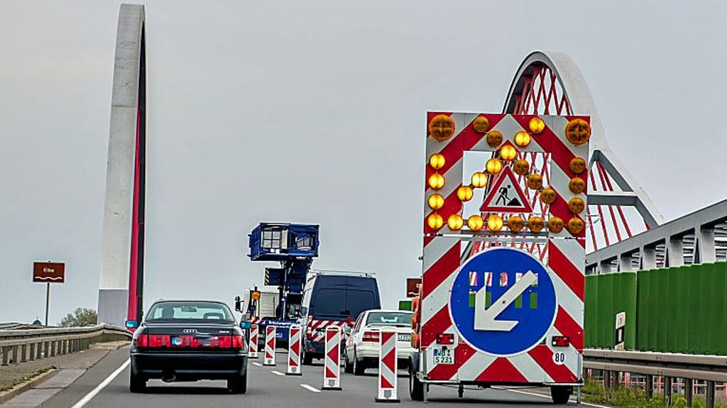 Die Elbebrücke wird gerade überprüft.
