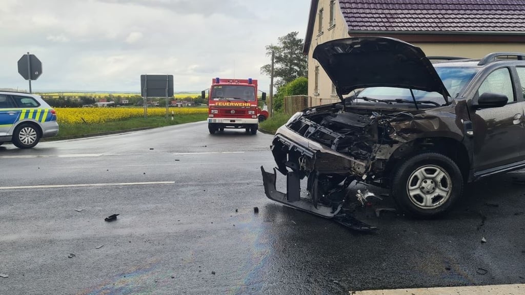Bei einem Unfall auf der B185 nahe Radisleben im Landkreis Harz wurden drei Personen verletzt.