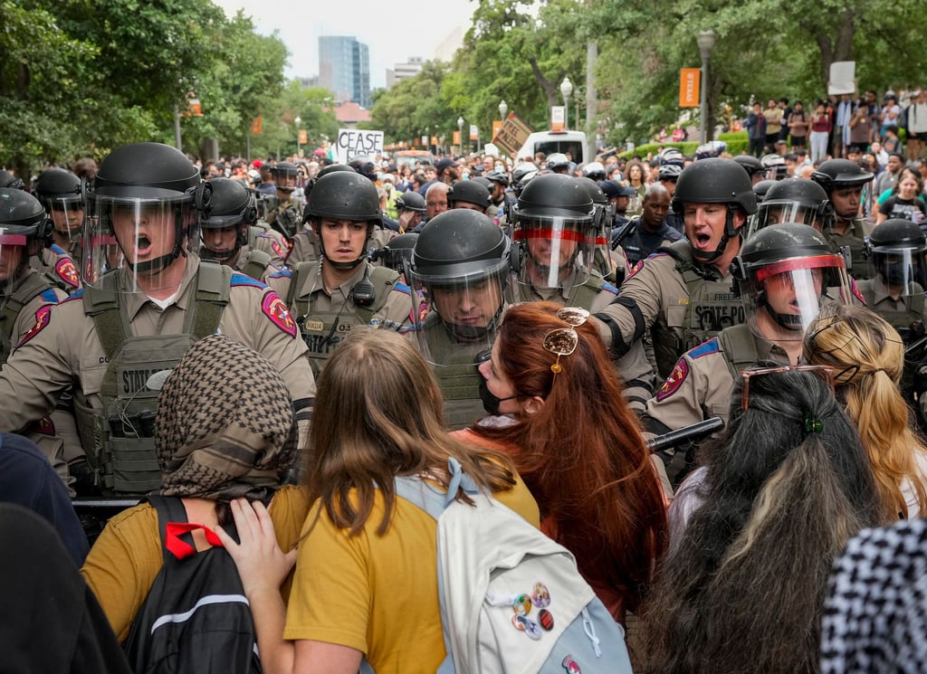 Texas State Troopers versuchen einen pro-palästinensischen Protest an der University of Texas aufzulösen.