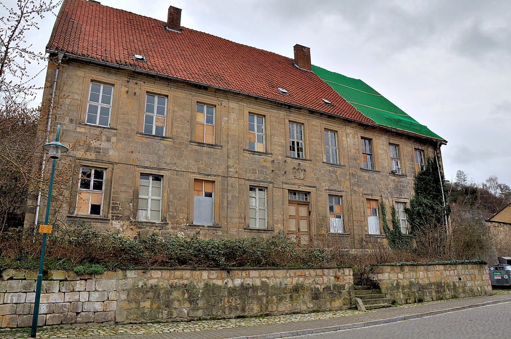 Das Haupthaus des Amtshofs in Langenstein. Das und die anderen Gebäude des Komplexes befinden sich in keinem guten Zustand.