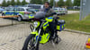 In Magdeburg findet der Zukunftstag für Mädchen und Jungen auch bei der Polizei statt. Die Schülerin Soraya-Sophie Rappholz versucht sich auf dem Polizei-Motorrad.