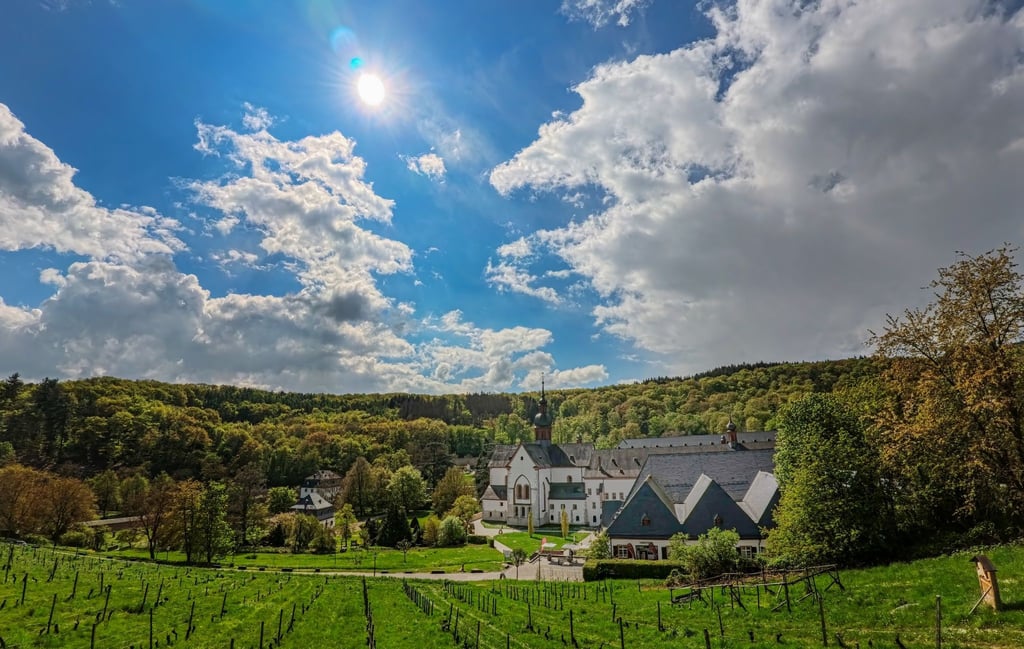 Wechselhaftes Aprilwetter über dem Kloster Eberbach. Der Rheingau Literatur Preis 2024 ist mit 111 Flaschen Wein und 11.111 Euro dotiert. Dieses Jahr geht er an Matthias Jügler für seinen Roman „Maifliegenzeit“.