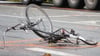 Eine Radfahrerin ist in der Talstraße in Halle in einen Unfall verwickelt und verletzt worden.