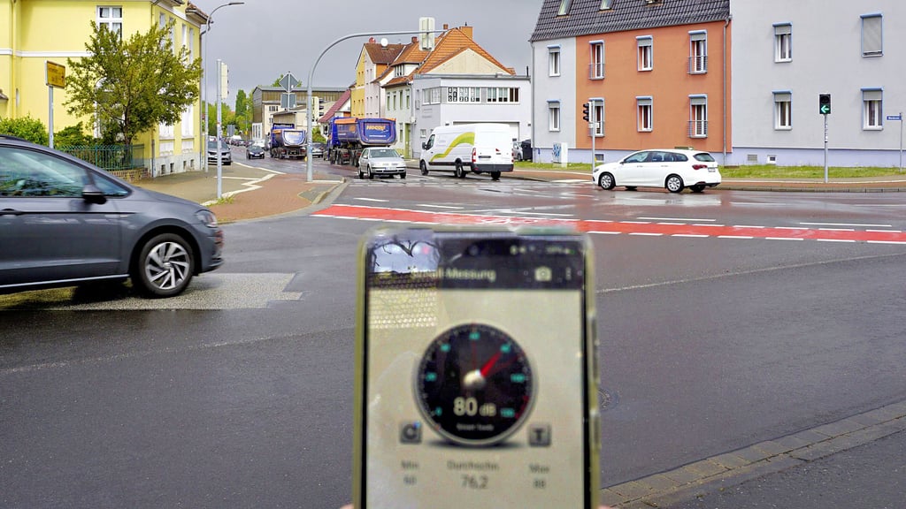 Auf der Berliner Chaussee läuft der Verkehr zügig bei Lautstärken von 80 Dezibel und mehr.