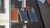 Solarmodule für ein sogenanntes Balkonkraftwerk hängen an einem Balkon. Mancherorts können Anträge auf Förderung von sogenannten steckerfertigen Balkon-Fotovoltaik-Anlagen gestellt werden.