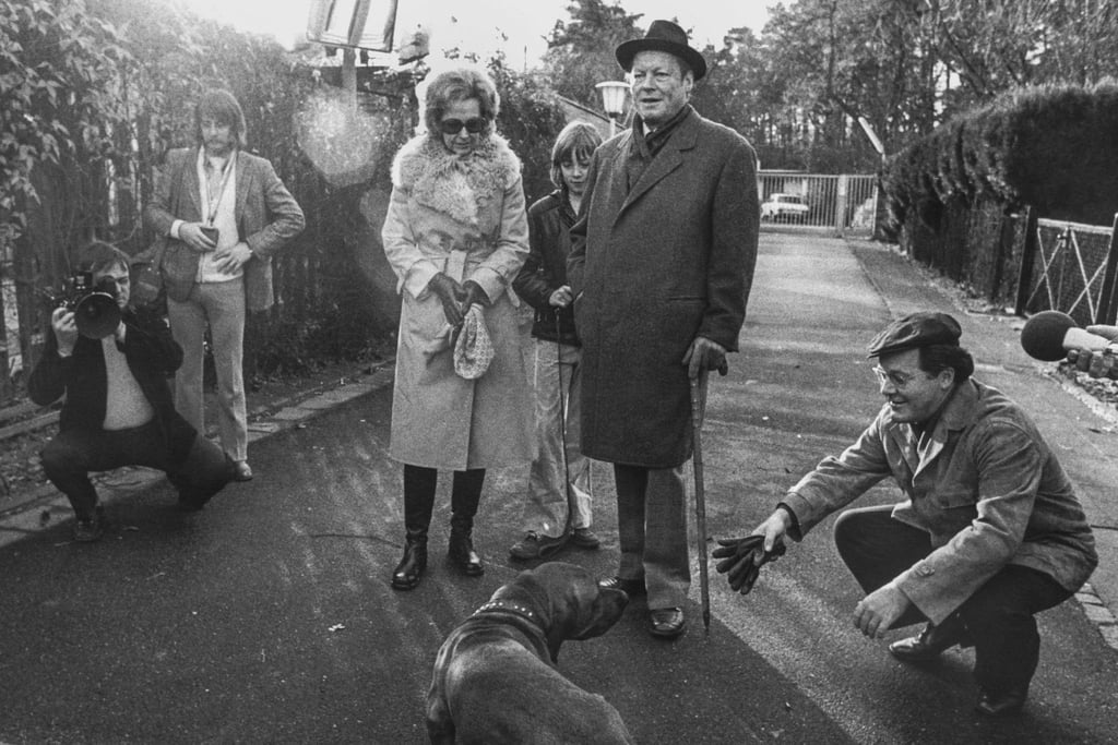 Bundeskanzler Willy Brandt und Familie werden beim Spaziergang von Günter Guillaume (r) begleitet.