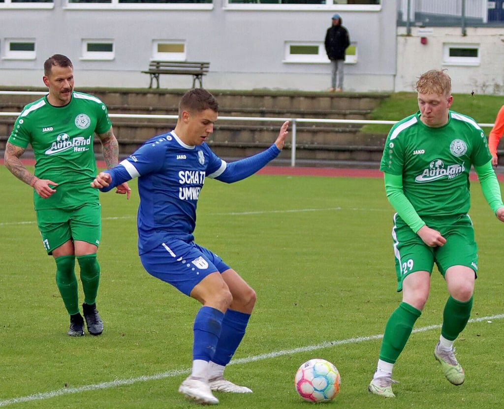 Niklas Kern (blaues Trikot) und der VfB spielen in Ottersleben.