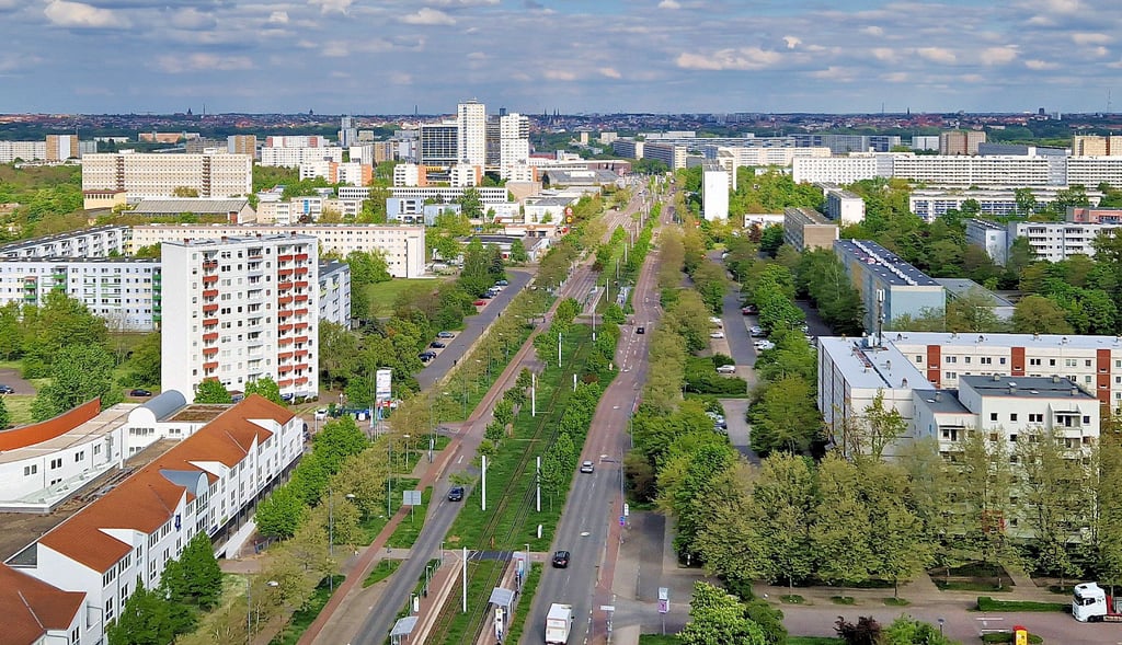 Die vierspurige Magistrale durch Halle-Neustadt wird von Punkthochhäusern und Plattenbauten gesäumt.