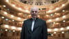 Dirigent Daniel Barenboim steht im Saal der Staatsoper.