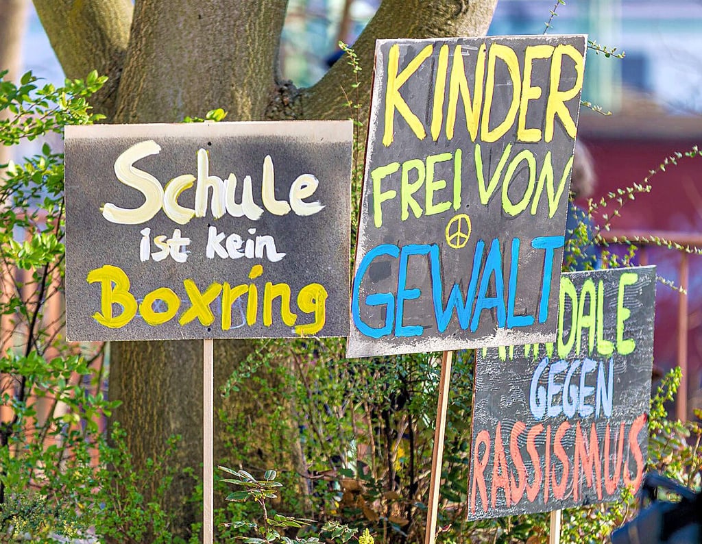 „Schule ist kein Boxring“ und „Kinder frei von Gewalt“ steht auf Schildern während einer Demonstration am 19. März 2024 vor dem Schulamt Cottbus.