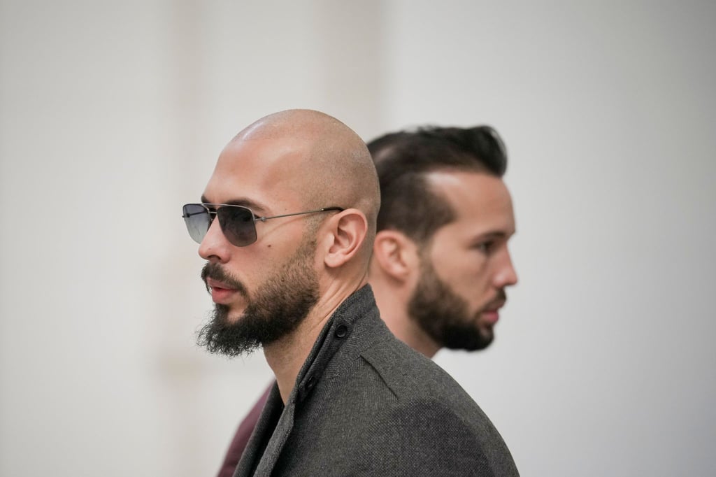 Andrew Tate (l) und sein Bruder Tristan warten im Gebäude des Berufungsgerichts in Bukarest. Den beiden Brüdern wird vorgeworfen, junge Frauen sexuell ausgebeutet zu haben.