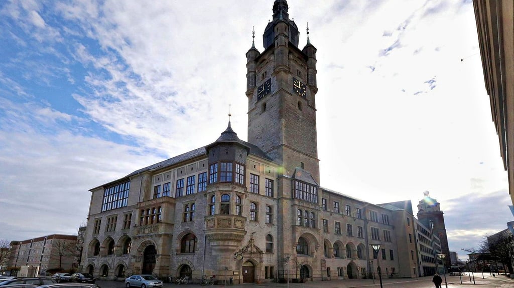 Rund um das und im Dessauer Rathaus ist am Samstag viel los: Die Veranstalter laden zu Bewegung, Lesungen und Führungen ein.