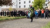 Torgaus Oberbürgermeister Henrik Simon eröffnet den Reigen der Kranzniederlegungen am Denkmal der Begegnung in Torgau.