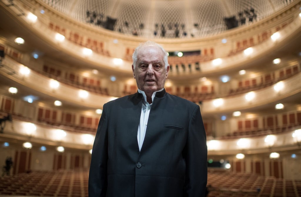 Dirigent Daniel Barenboim steht im Saal der Staatsoper.